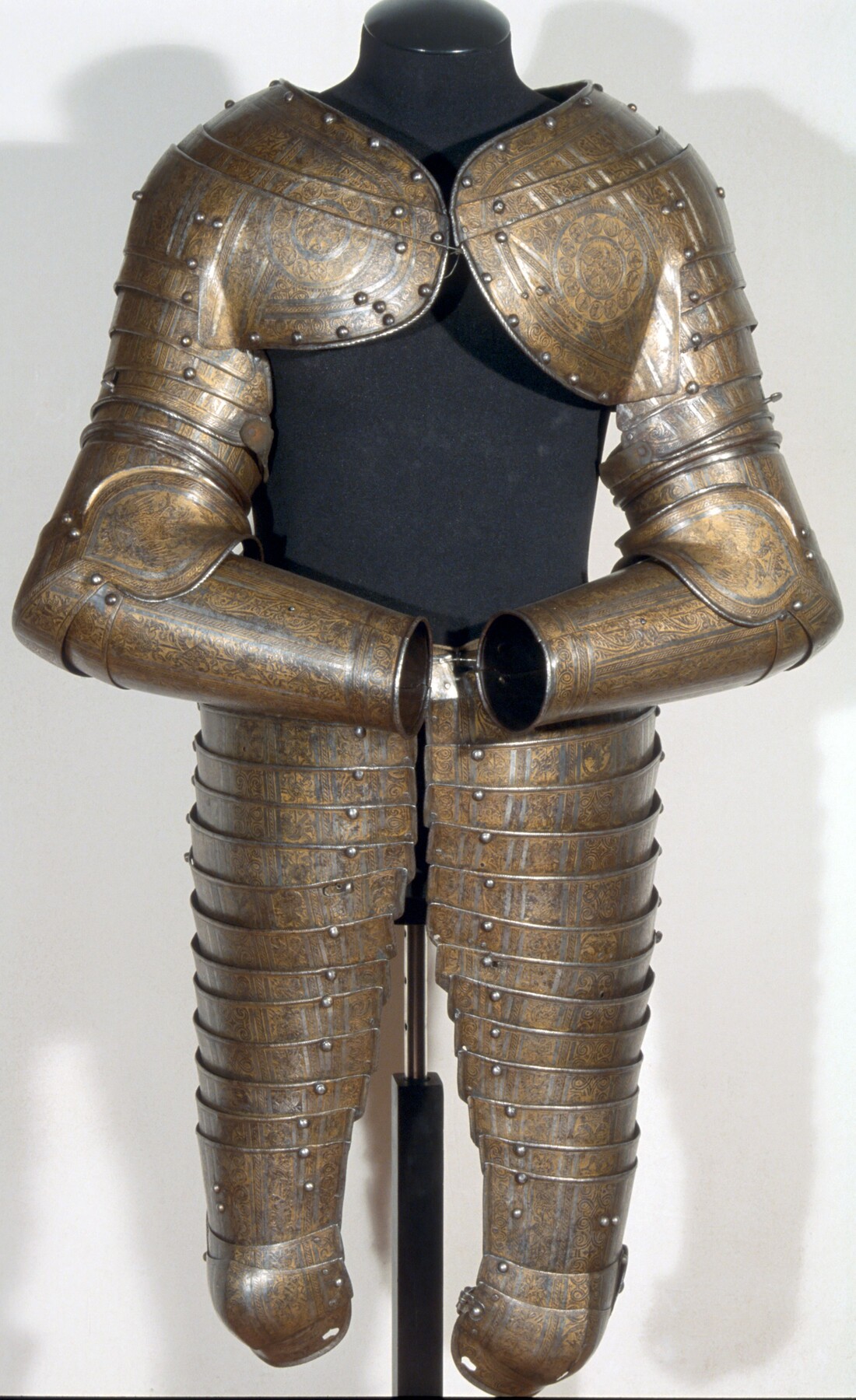 миланский доспех. максимилиановский доспех оружейная палата. немецкая кираса первая мировая. рыцарский доспех 16 века максимилиановский. кабальеро рыцарь.