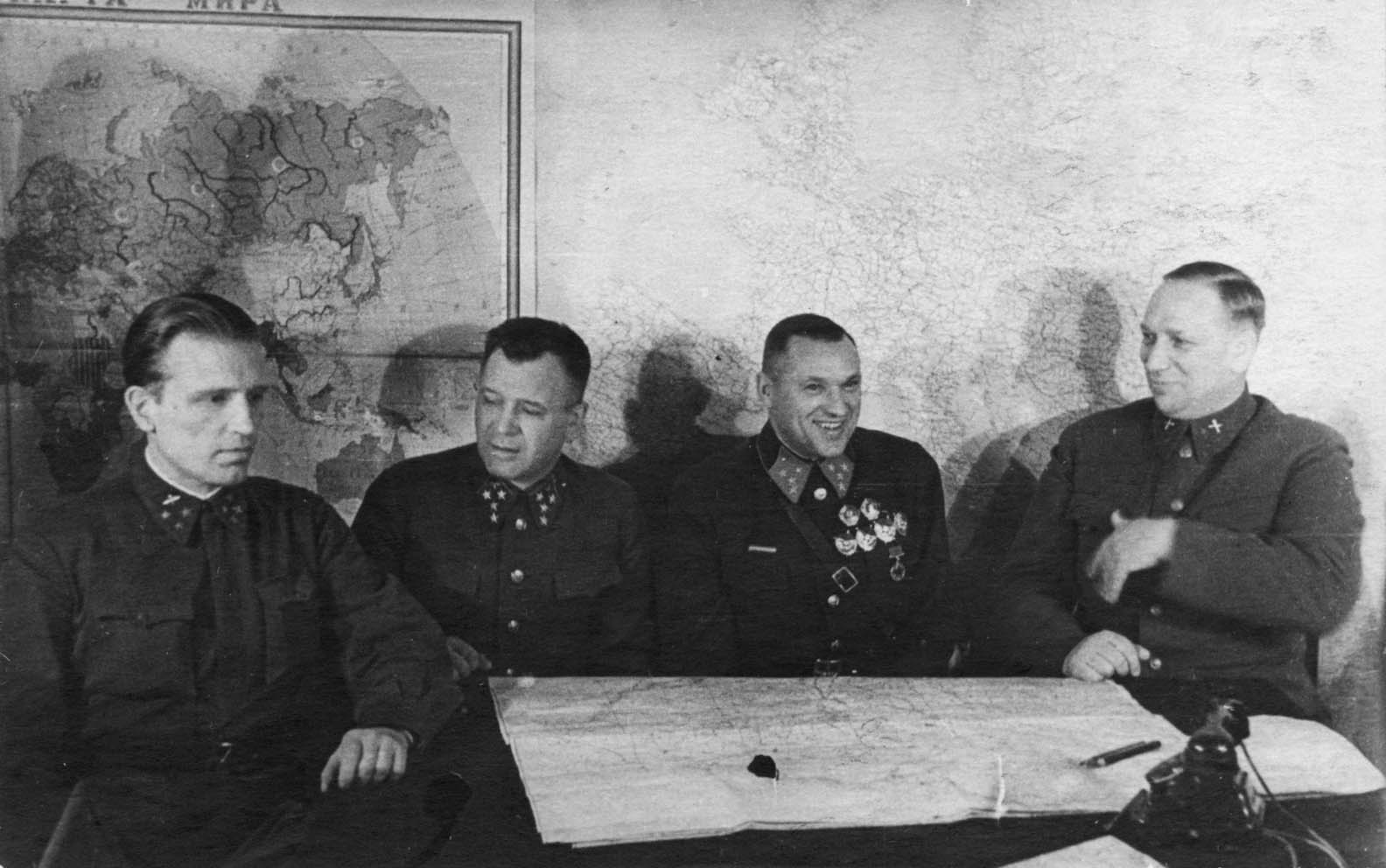 Командующий 5 армии 1942. Командующий дальней авиации Голованов.